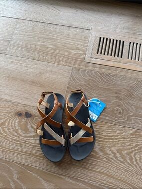NEW - OluKai Kids Cross-Strap Sandals in Brown and Tan